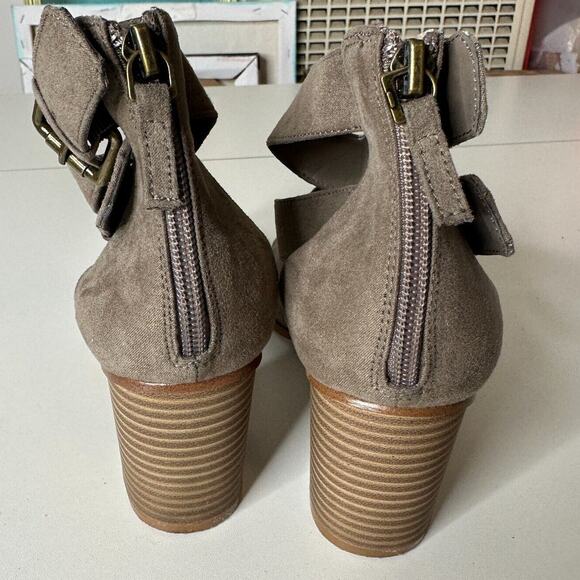 Melrose & Market Gray Taupe Suede Brass Ankle Buckle Sandal Block Heel Shoes 7.5 - Picture 5 of 9